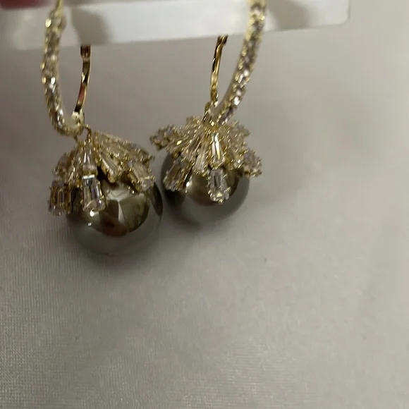 NWT Dark Grey Pearl Drop Gold Crystal Earrings. - Picture 6 of 6